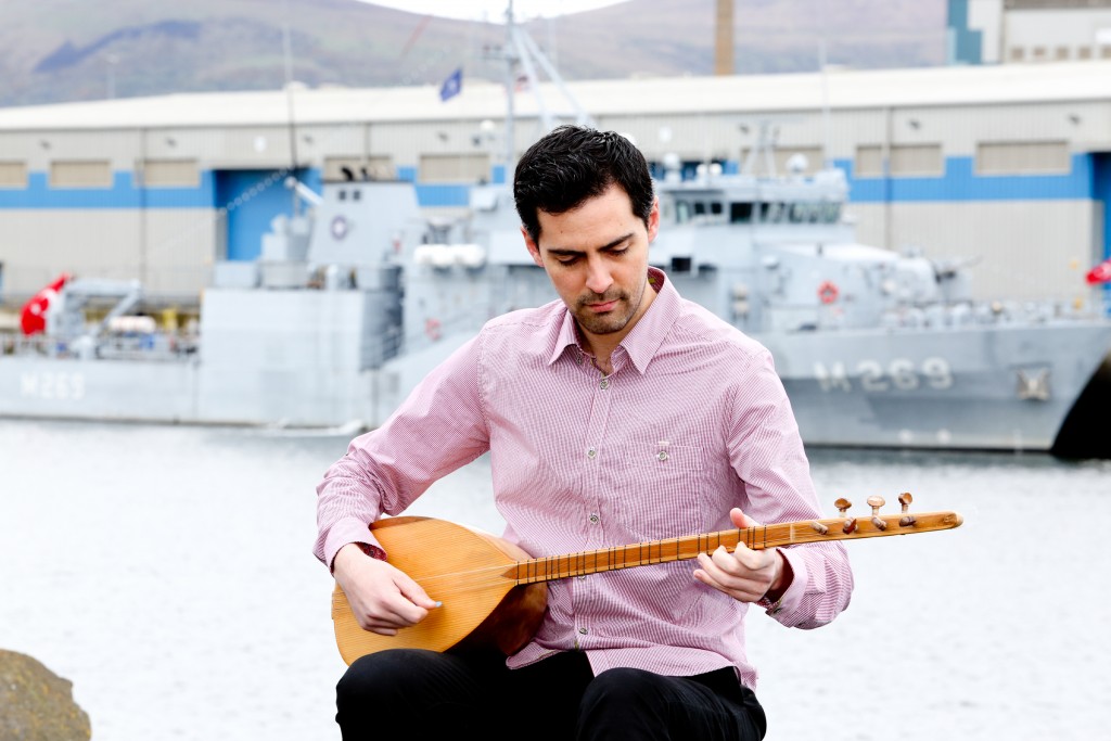 Ioannis Tsioulakis playing çanakkale türküsü on bağlama 